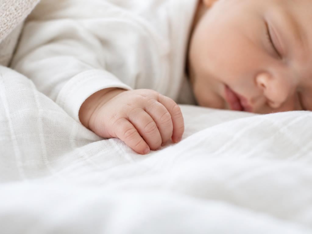 Mano de un bebé dormido